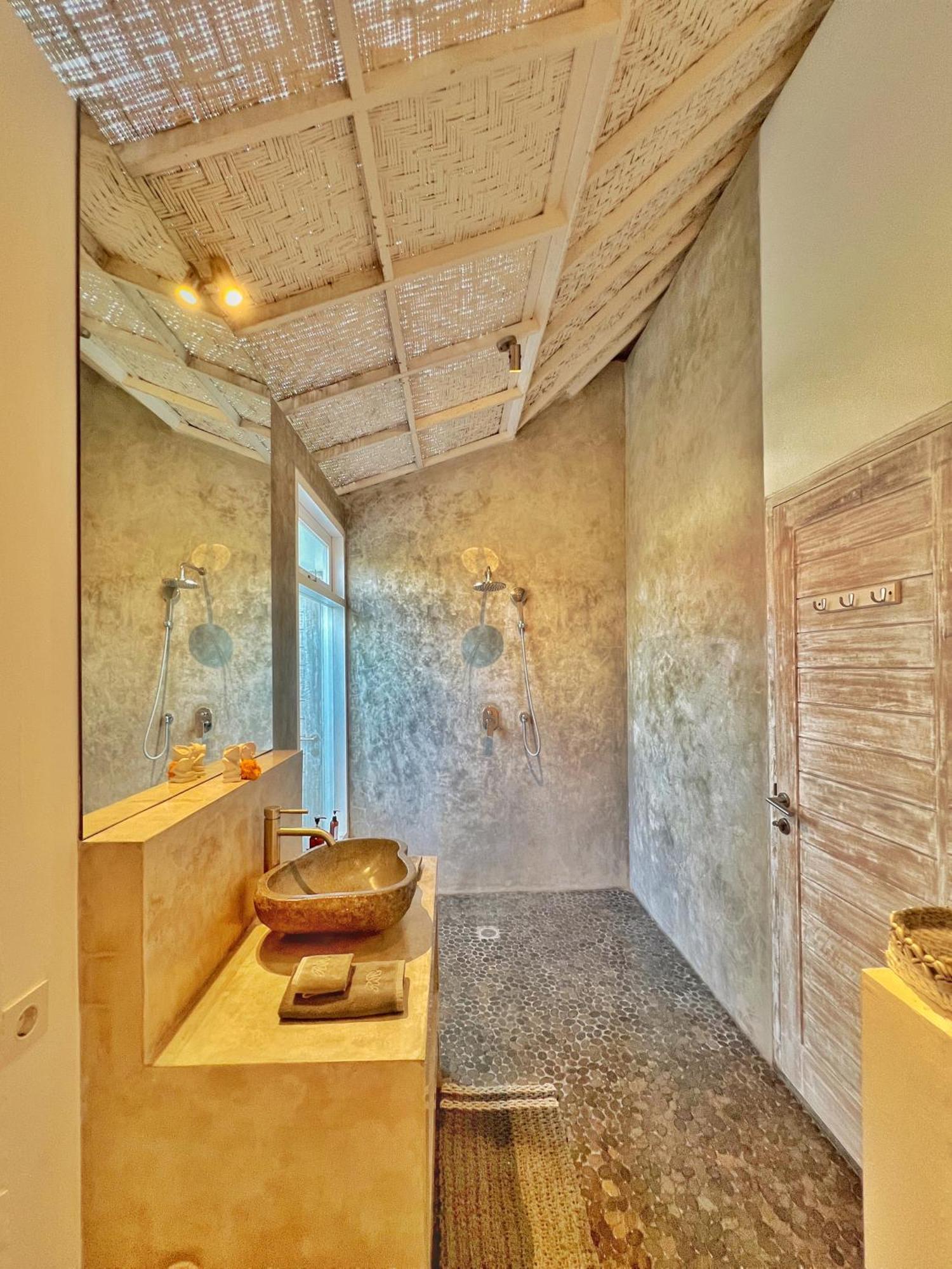 Rocher - Modern 3 Bedroom Batu Belig 3 Min Villa Seminyak (Bali)